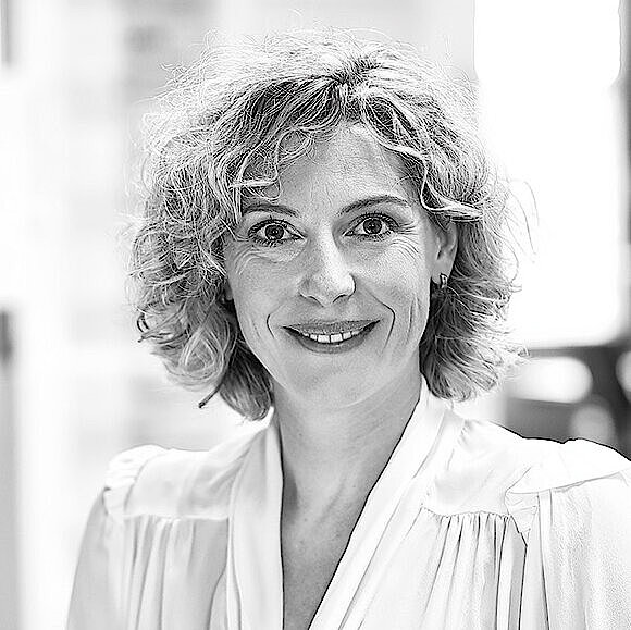 Portrait einer Mitarbeitenden des Marketings.