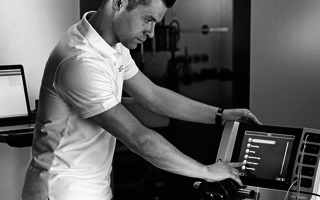 Medizintechniker überprüft ein Erbe Gerät.