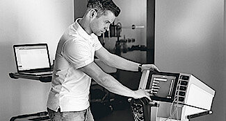 Ein Servicetechniker zeigt an der Erbe Workstation die Anwendungen.