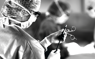 Krankenschwester nutzt im Krankenhaus ein LAP BiSect.