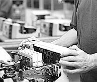 Technischer Service schaut auf das Produkt.