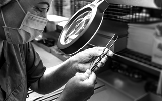 Krankenschwester prüft die Wiederaufbereitung.