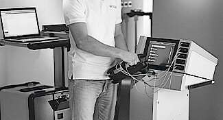 Ein Servicetechniker zeigt an der Erbe Workstation die Anwendungen.