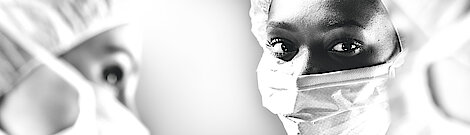 Weibliche Endoskopie-Pflegekraft trägt eine Operationshaube und einen Mundschutz.