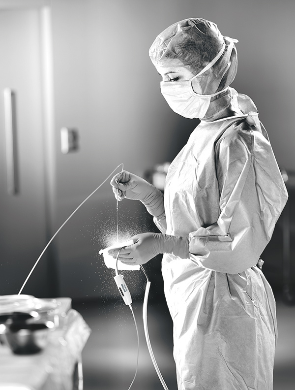 Die Ärztin verwendet eine Hybridtechnologie in der flexiblen Endoskopie.