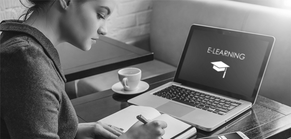 Frau lernt mit der Erbe e-learing Plattform